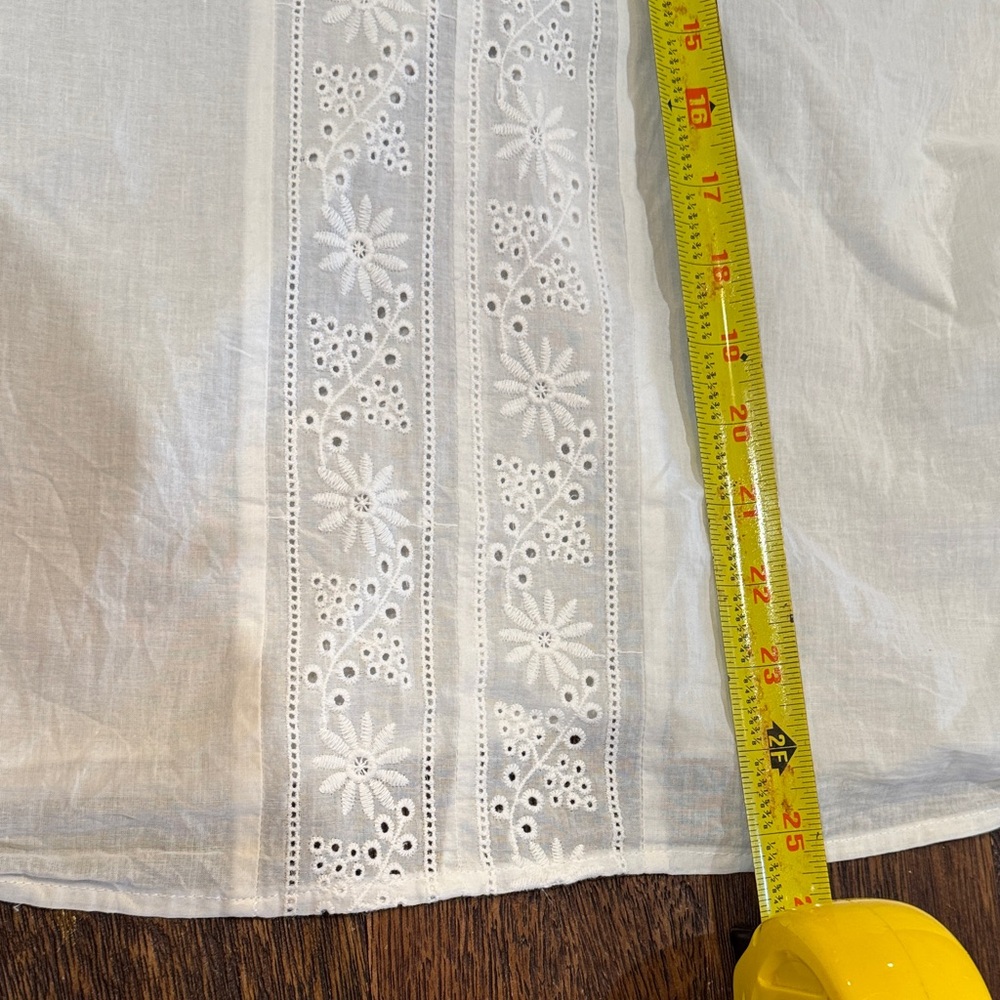 Chic White Eyelet Women's Blouse - Picture 8 of 9